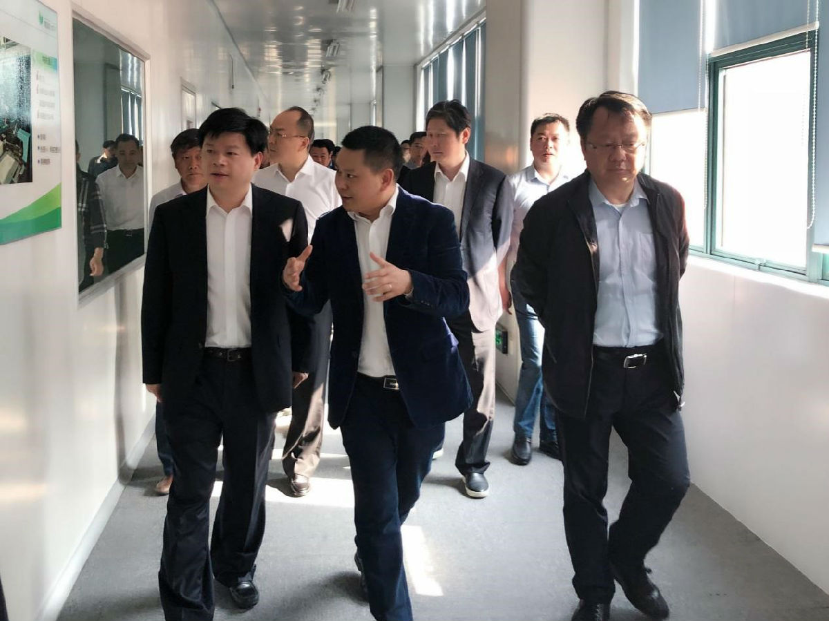 無錫惠山區(qū)領(lǐng)導一行參觀無錫賽晶智能車間
